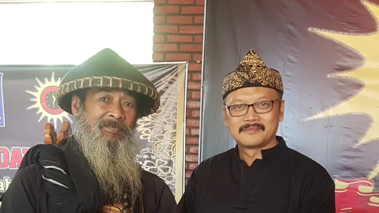 Wakil Presiden Paguyuban Asep Sedunia, Asep Jaelani bersama salah satu tokoh paguyuban Asep  dalam salah satu kegiatan silatutahmi kegiatan Paguyuban Asep. (Liputan6.com/Jayadi Supriadin)