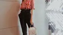Gaya kasual seakan sudah menjadi andalan pelantun lagu Kala Senja tersebut. Kali ini, Eva Celia tampil stylish dengan kemeja berwarna merah yang dipadukan dengan celana hitam. Sneakers dan tas kecil yang dikenakannya pun membuatnya terlihat makin keren.(Liputan6.com/IG/@evacelia)