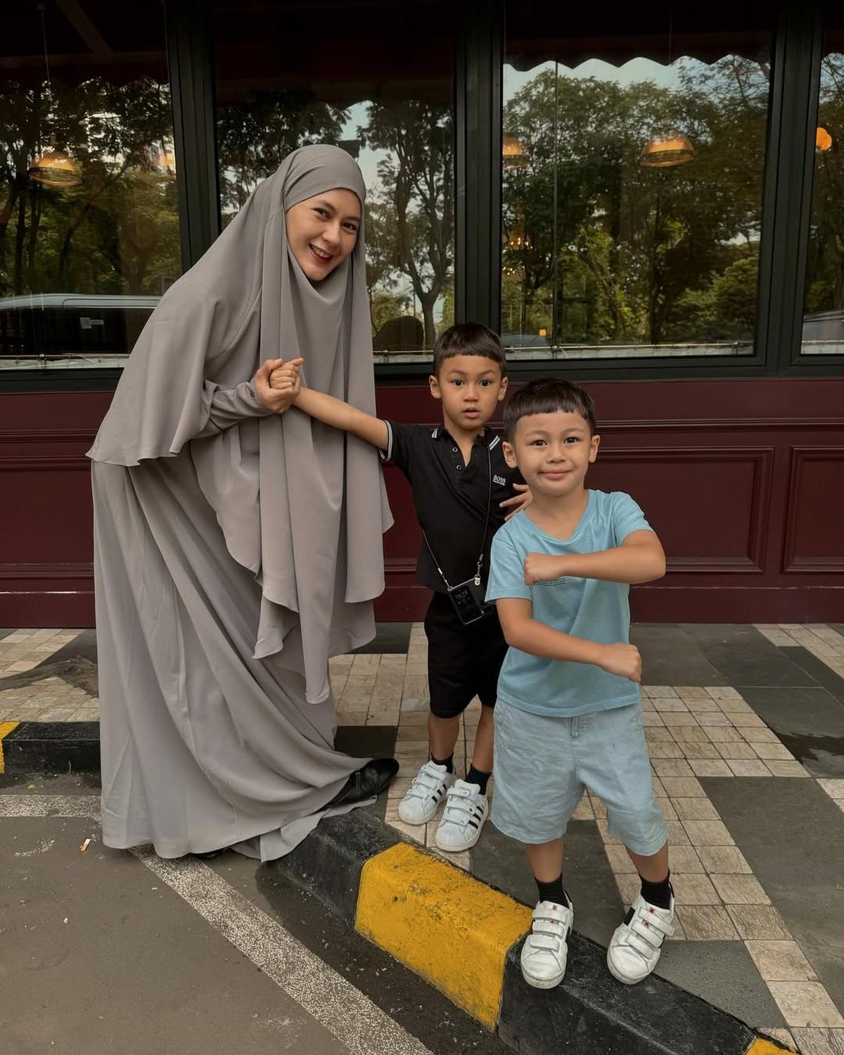 6 Potret Paula Verhoeven Tampil Cantik dengan Busana Syar'i Bareng Anak-Anak, Wajahnya Disebut Makin Fresh