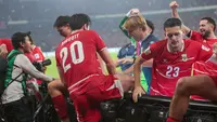 Pemain Timnas Indonesia Justin Hubner dan Elkan Baggott melompat ke arah barikade pembatas untuk menemui suporter setelah mengalahkan Thailand melalui drama adu penalti pada final FIFA ASEAN Cup 2026 di Stadion Utama Gelora Bung Karno (SUGBK), Jakarta, Senin (5/10/2026). (KLY/Budy Santoso)