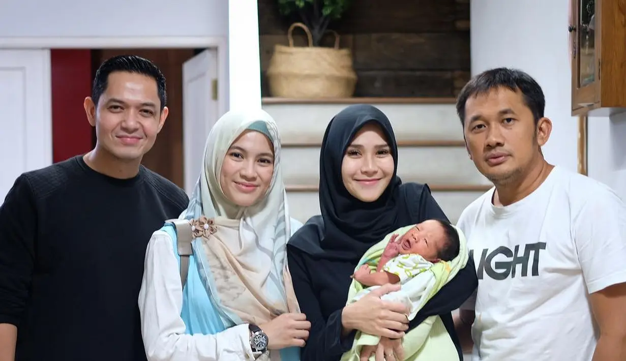 "Haiiii @bhrekata yang hari ini udah sunat .. Alhamdulillah lega juga akhirnya udah sunat anak dari baby," tulis bintang sinteron Para Pencari Tuhan itu sebagai keterangan foto yang diunggah 26 Maret 2018 silam. (Instagram/zaskiadyamecca)
