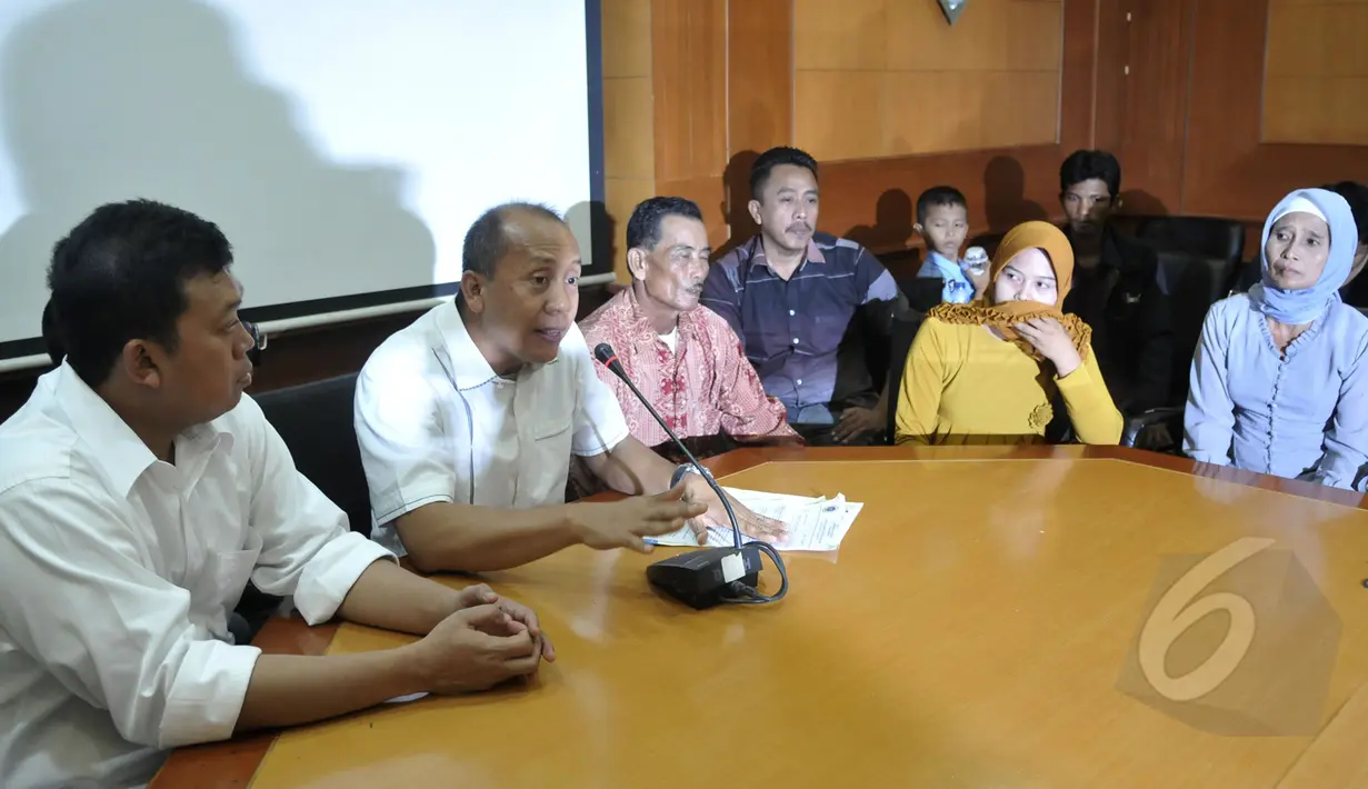 Keluarga Cicih didampingi anggota DPR RI, Saan Mustofa saat berkunjung ke Kantor BNP2TKI, Jakarta (6/5/2015). Cicih terancam hukuman mati di Uni Emirat Arab karena diduga telah membunuh anak majikannya. (Liputan6.com/Johan Tallo)