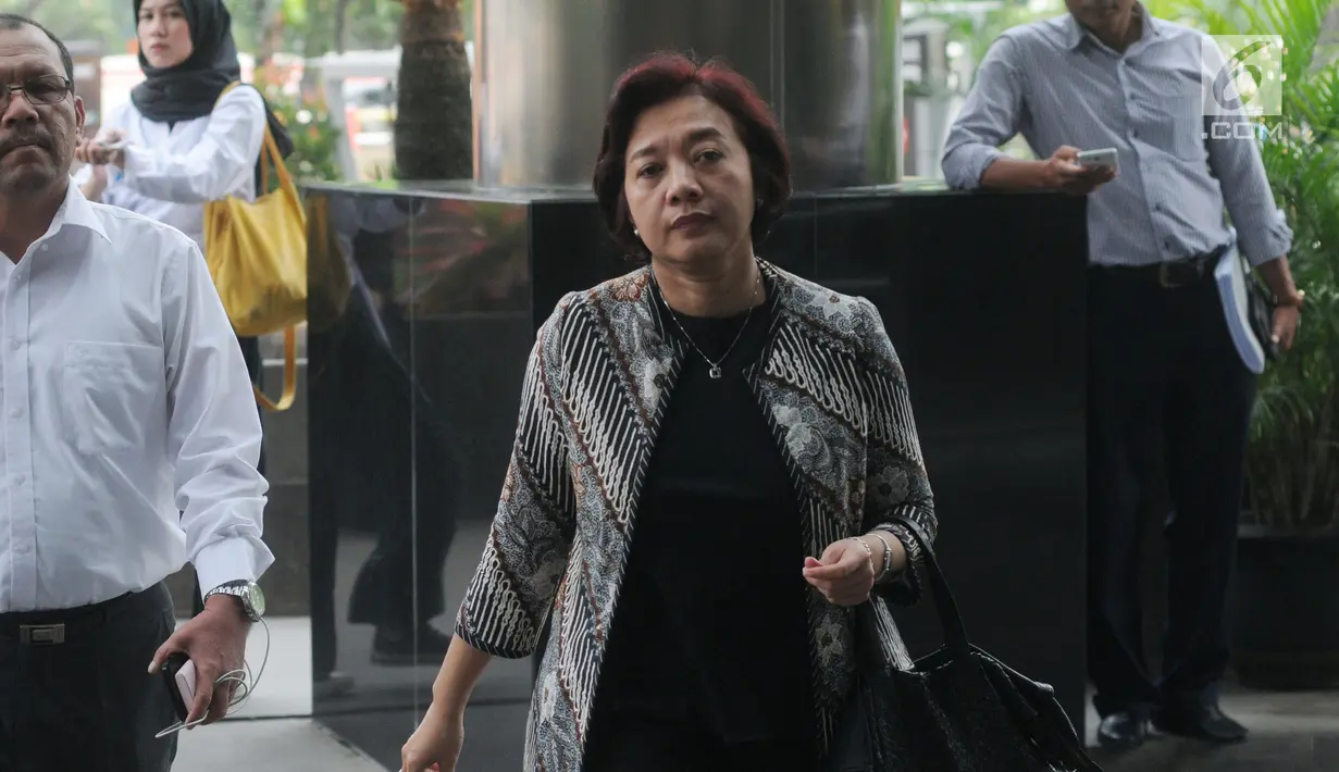Direktur Perencanaan Korporat PLN Syofvi Felienty Roekman tiba di Gedung KPK, Jakarta, Senin (29/4/2019). Syofvi diperiksa sebagai saksi untuk tersangka Direktur Utama PLN nonaktif Sofyan Basir terkait dugaan suap proyek pembangunan PLTU Riau-1. (merdeka.com/Dwi Narwoko)