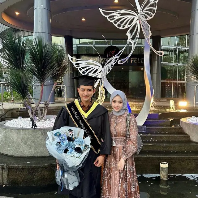 6 Potret Chand Kelvin Wisuda S2 di Malaysia, Didampingi Istri Tercinta