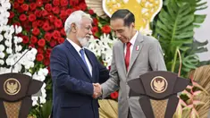 Presiden Republik Indonesia Joko Widodo atau Jokowi (kanan) berjabat tangan dengan Perdana Menteri (PM) Timor Leste Xanana Gusmao saat konferensi pers di Istana Bogor, Bogor, Jawa Barat, Jumat (26/1/2024). (Adek BERRY/AFP)