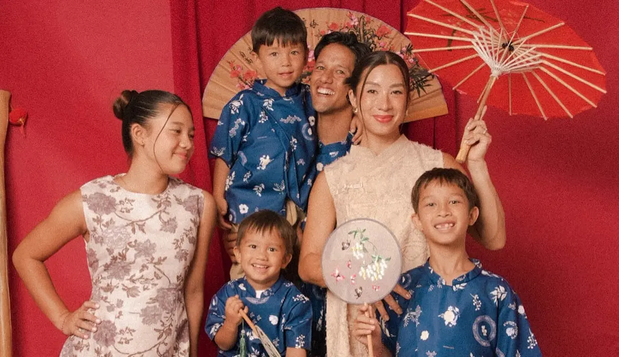 Keluarga Jennifer Bachdim rayakan Imlek dengan cheongsam bernuansa nude dan biru. Jennifer dan Kiyomi kenakan kenakan busana bernuansa nude, sedangkan Irfan Bachdim dan tiga jagoannya kenakan kemeja biru dan celana khaki [@jenniferbachdim]