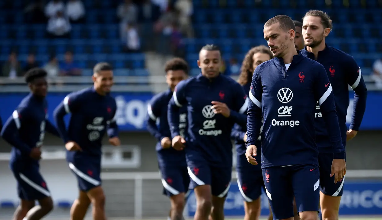 Penyerang Prancis Antoine Griezmann (kanan) menghadiri sesi latihan sebagai bagian dari persiapan tim untuk UEFA Nations League 2022-2023 di Clairefontaine-en-Yvelines, Senin (30/5/2022). Prancis yang menjuarai Nations League tahun lalu akan menjamu Denmark di Stade de France pada Sabtu, 4 Juni 2022 dini hari WIB. (FRANCK FIFE/AFP)