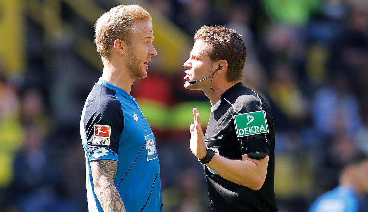 Wasit Felix Brych, bersitegang dengan pemain Hoffenheim Kevin Vogt, saat pertandingan antara Borussia Dortmund melawan Hoffenheim pada laga lanjutan Bundes liga di Dortmund, Jerman (06/05/2017). (EPA/Friedemann Vogel)