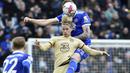 Pemain Chelsea, Mykhaylo Mudryk, berebut bola dengan pemain Leicester City, Harry Souttar, pada laga pekan ke-27 Premier League di Stadion King Power, Sabtu (11/3/2023). Chelsea menang dengan skor 3-1. (AP Photo/Rui Vieira)