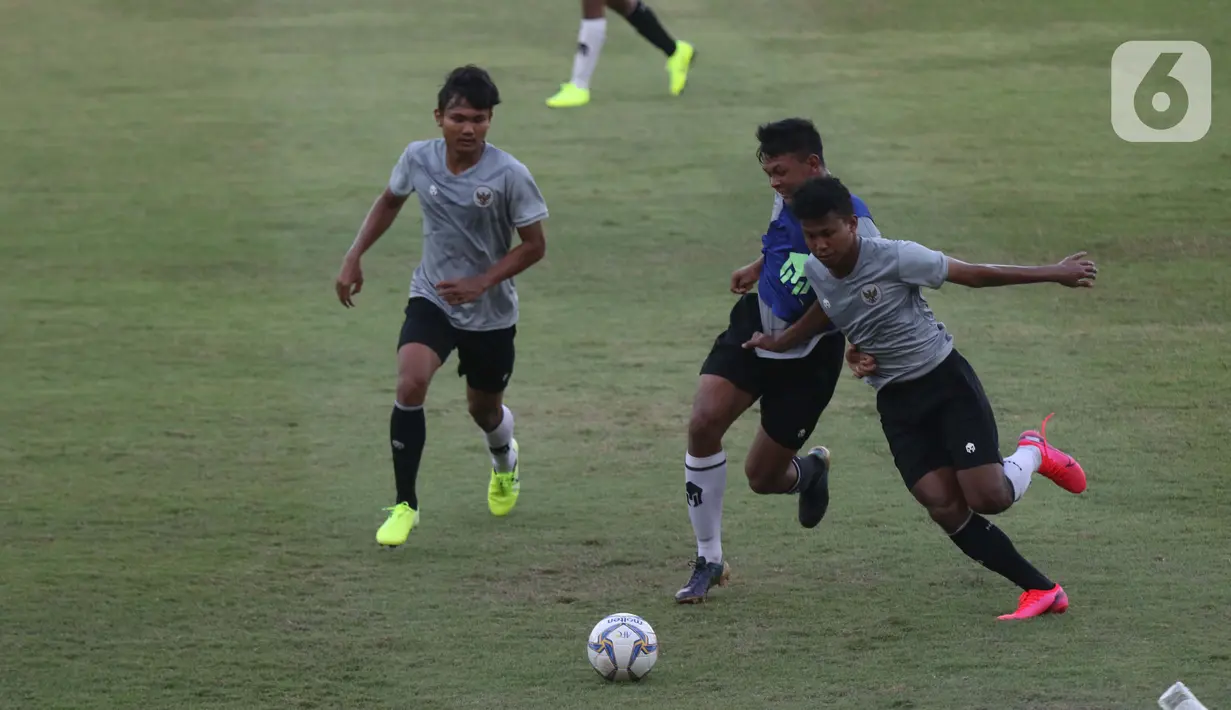 Pemain Timnas Indonesia U-19 saat latihan di Stadion Madya Gelora Bung Karno, Jakarta, Jumat (28/8/2020). Selanjutnya, Timnas U-19 akan berlatih dan mengikuti turnamen mini di Kroasia sebagai bagian persiapan Piala Asia U-19 2020 di Uzbekistan. (Liputan6.com/Helmi Fithriansyah)