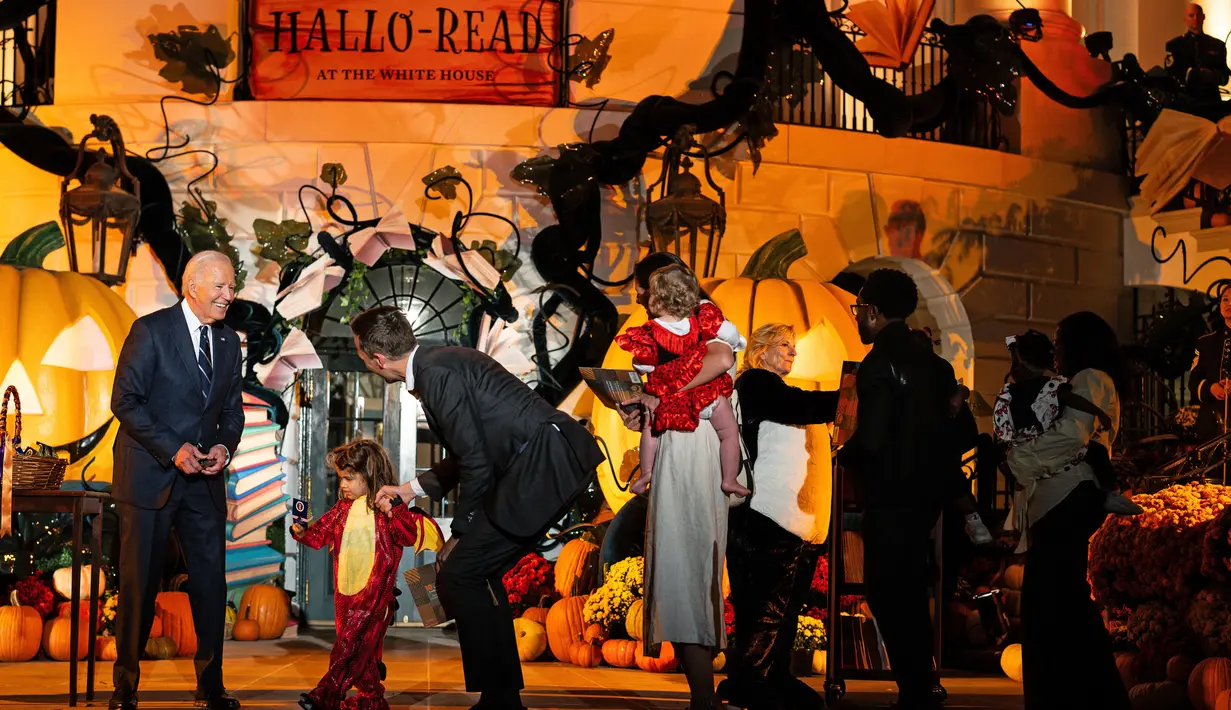 Dekorasi bulan oranye besar dan tulisan besar “Hallow-Read di Gedung Putih” mewarnai kemeriahan Halloween terakhir Joe Biden dan Jill Biden di Gedung Putih. (Tierney CROSS/AFP)