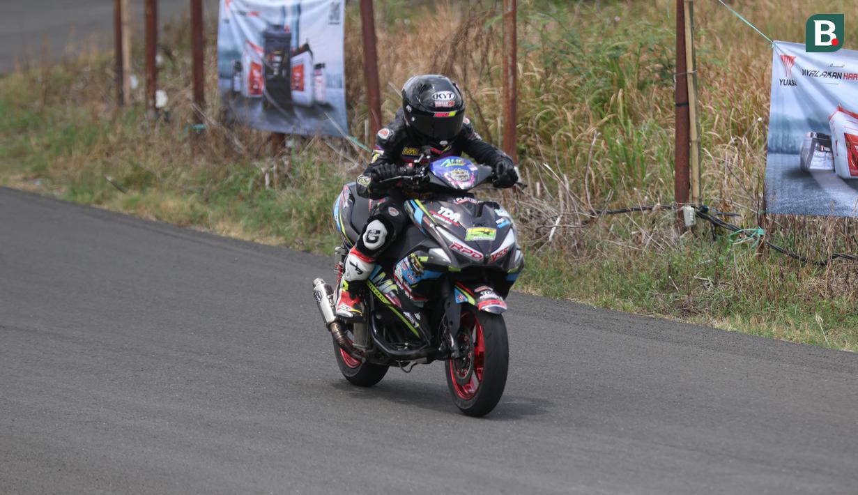 Eca pun mengakui bahwa dalam balapan dengan laki-laki, dia kerap merasa diremehkan. Tapi rider yang dijuluki Ratu Matic itu ogah ambil pusing dan tetap percaya diri. (Bola.com/Abdul Aziz)