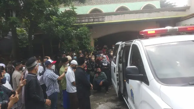 Jenazah Dorce Gamalama tetap disalatkan di dalam mobil karena protokol Covid-19 (Liputan6.com/ Sapto Purnomo)
