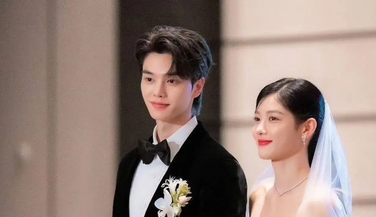 Potret keduanya dalam balutan busana pengantin juga sempat mencuri perhatian. Song Kang tampil gentleman dengan setelan jas dan celana panjang hitam, kemeja putih, dan dasi kupu-kupu hitam, dengan sematan bunga kecil berwarna putih di saku depan jasnya. Sedangkan Kim You Jung tampil super cantik dengan gaun pengantin putih, lengkap dengan veilnya. [Foto: Instagram/songkang_pics]