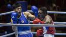 Petinju Taiwan, Chia-Wei Kan, memukul petinju Indonesia, Brama Betaubun, pada Invitation Tournament Asian Games di JiExpo Kemayoran, Jakarta, Senin (12/2/2018). Petinju Indonesia kalah 1-4 dari petinju Taiwan. (Bola.com/Vitalis Yogi Trisna)