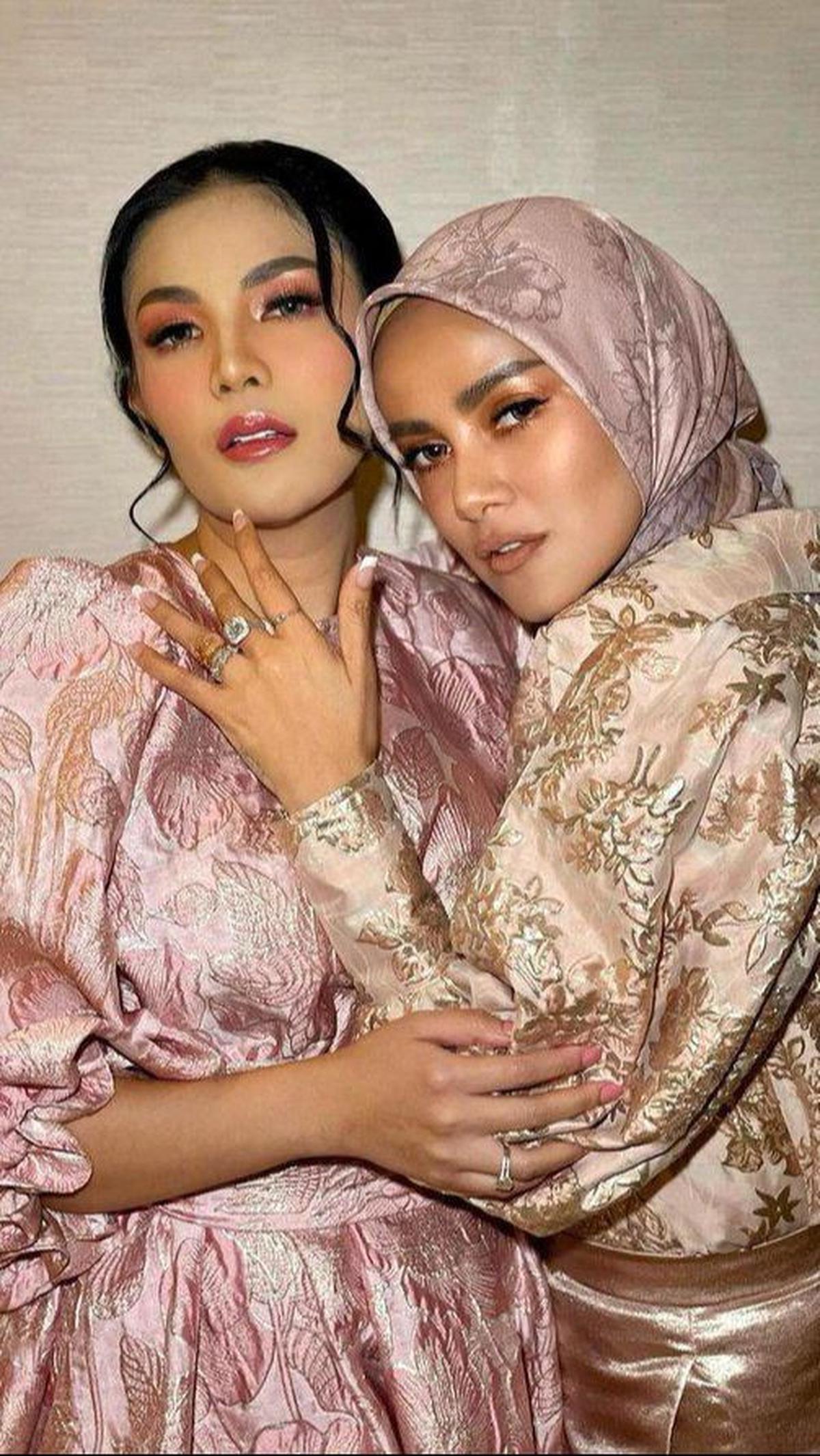 Hal yang sama juga dialami Olla Ramlan dan sahabatnya, Nindy Ayunda. Saat itu mereka berseteru karena Olla merasa kecewa pada Nindy yang disebut menjelekkan namanya.