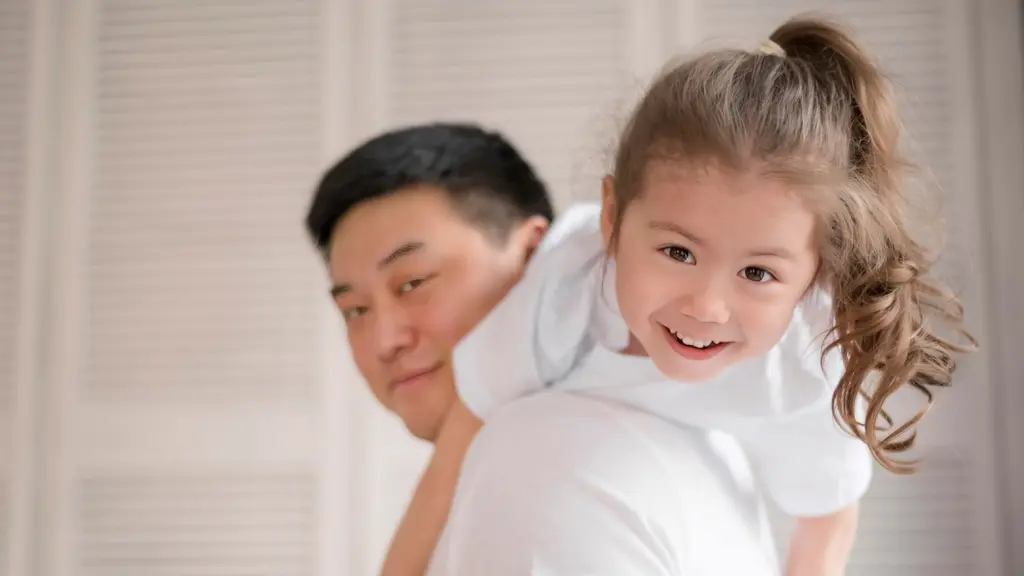 Anak perempuan yang digendong oleh ayahnya (Foto: Freepik/freepik).