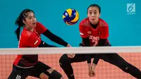 Pemain Voli Indonesia, Novia Andriyanti berusaha mengembalikan bola pada babak penyisihan grup A voli putri Asian Games 2018 melawan Thailand di Tennis Indoor Senayan, Jakarta, Senin (27/8). Indonesia kalah 1-3 dari Thailand (Bola.com/Vitalis Yogi Trisna)