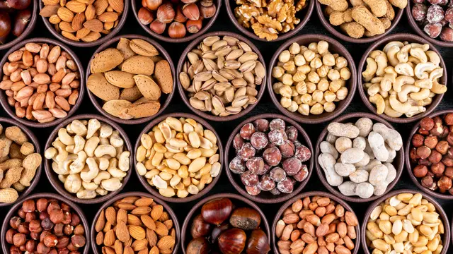 Berbagai jenis kacang-kacangan mengandung lemak sehat dan protein yang tinggi