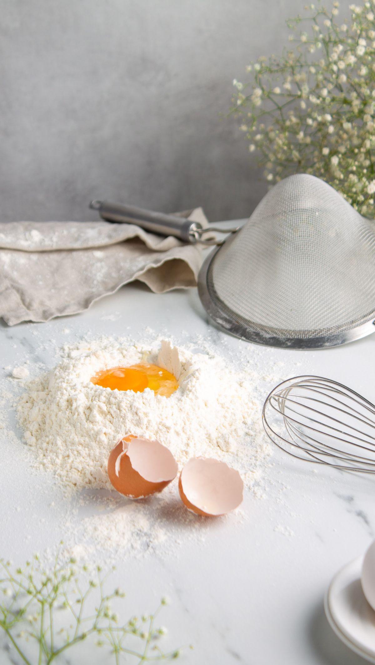 Makanan ringan tradisional khas Nusantara seolah tak ada habisnya. Salah satu yang patut Anda ketahui adalah gandasturi. Gandasturi adalah gorengan manis yang terbuat dari kacang hijau yang telah ditumbuk dan dibentuk bulat pipih, dan kemudian digoreng. 