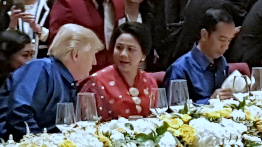 Donald Trump dan Iriana Jokowi terlihat berbincang saat Gala Dinner KTT APEC di Da Nang, Vietnam, pada 10 November 2017. (Istimewa)