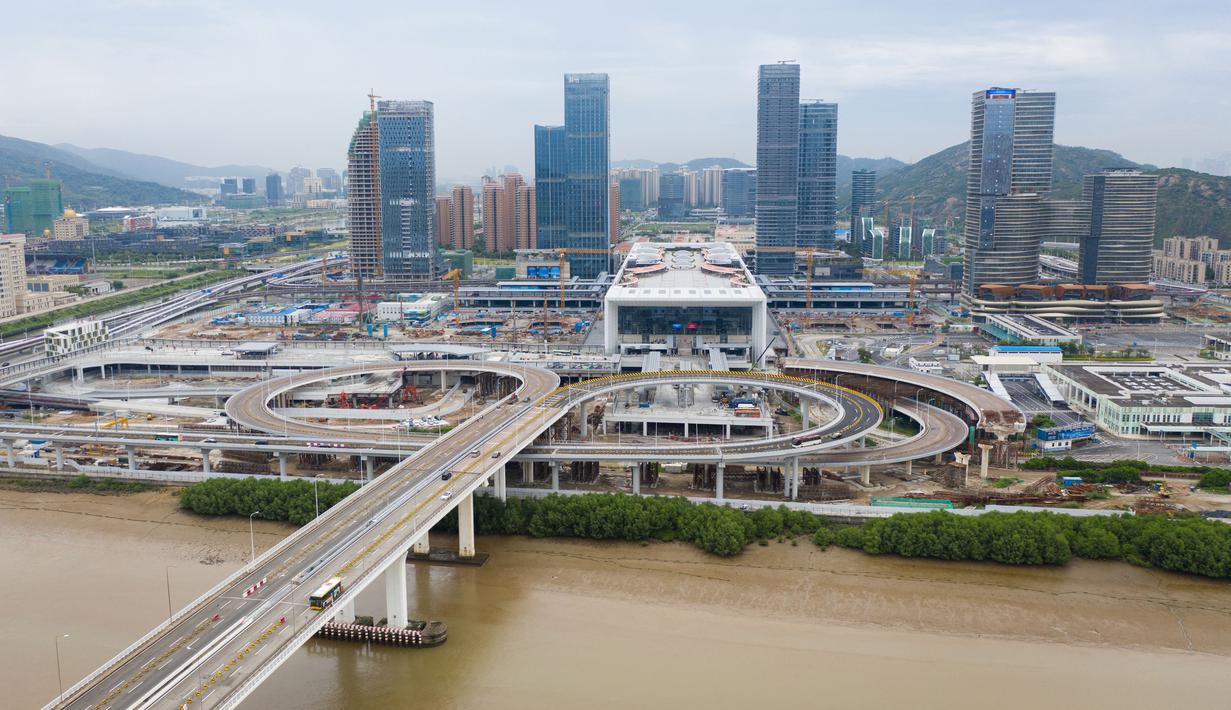 Foto dari udara pada 18 Agustus 2020 ini menunjukkan Pelabuhan Hengqin. Pelabuhan baru untuk memfasilitasi perjalanan antara Makau dan Zhuhai, Provinsi Guangdong, China selatan, ini resmi beroperasi pada Selasa (18/8). (Xinhua/Cheong Kam Ka)