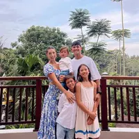 Keluarga Jennifer dan Irfan bersiap menyambut anggota keluarga baru. Keceriaan keluarga mereka bakal bertambah saat anak keempat lahir nanti.
 (instagram.com/jenniferbachdim)