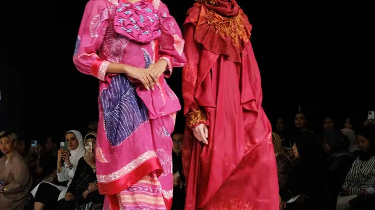 Koleksi baju Lebaran desainer Carmanita di opening show Garis Poetih Raya Festival 2025 di Jakarta Selatan, 16 Januari 2025. (Liputan6.com/Asnida Riani)