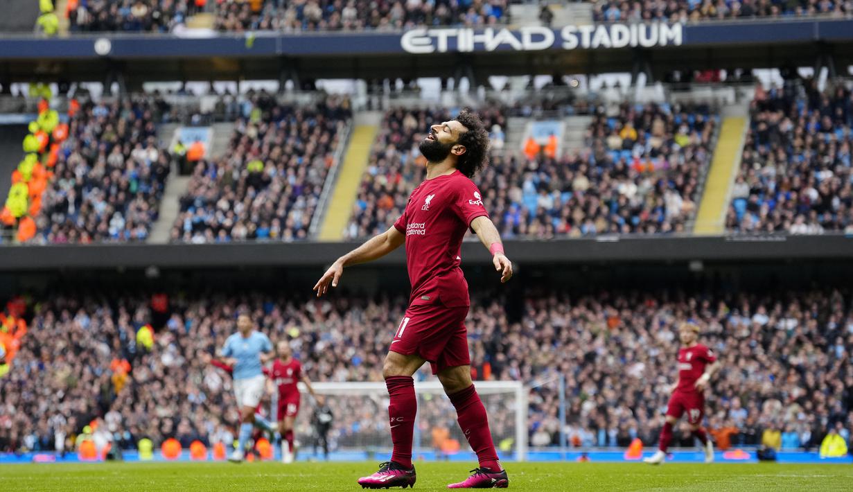 Reaksi kecewa pemain Liverpool, Mohamed saat laga pekan ke-29 Liga Inggris 2022/2023 melawan Manchester City yang berlangsung di Etihad Stadium, Manchester, Minggu (01/04/2023) WIB. The Cityzens menang dengan skor 4-1. (AP Photo/Jon Super)