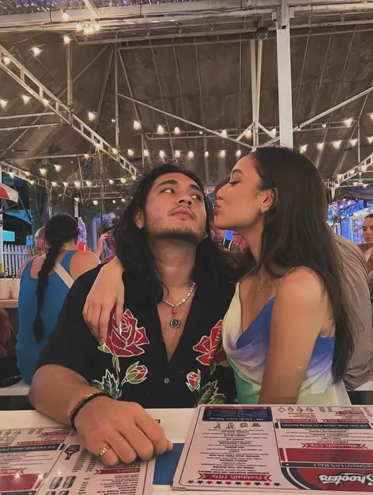 Selain mengucapkan ulang tahun dan memberikan kue, Yasmin Napper juga mengunggah foto mesra lainnya bareng kekasih. Dalam foto ini, Yasmin seakan ingin mencium Gino, begitu sapaannya