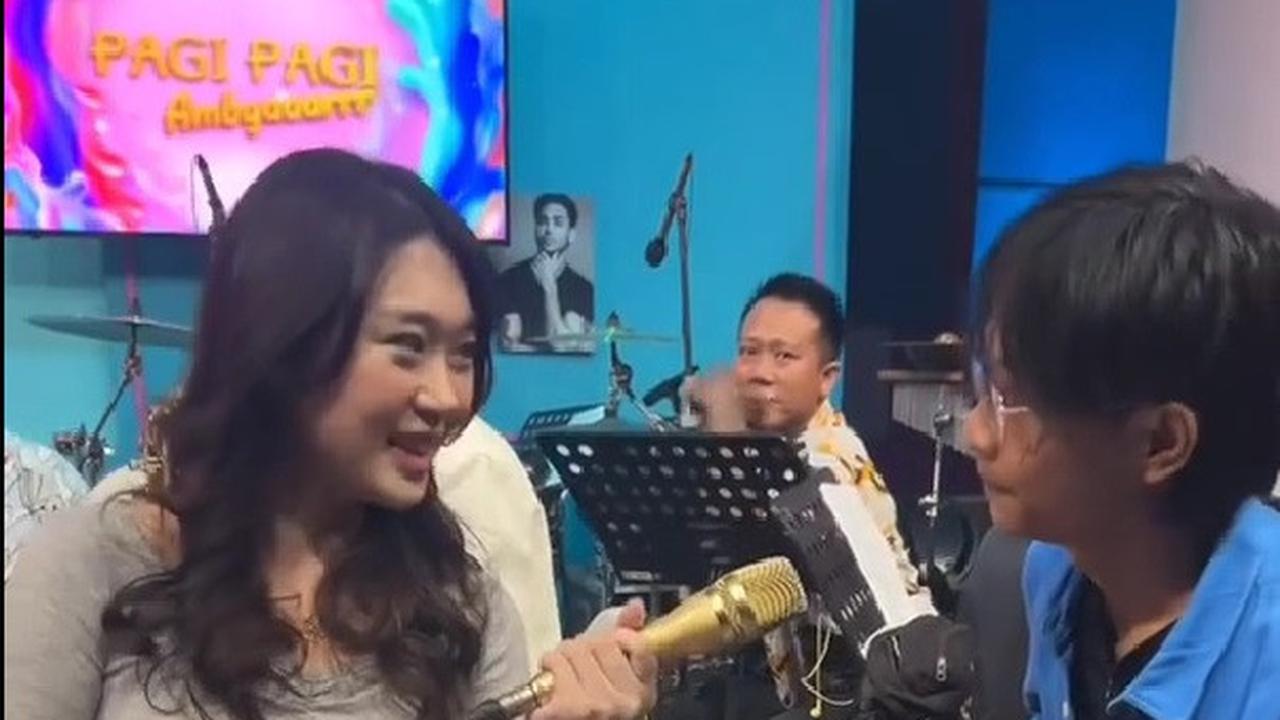 Skill Gitar Fajar Sadboy Bikin Livy Renata Terpesona dan Buat Netizen Kagum
