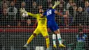 Pemain Chelsea Armando Broja (kanan) mencoba menyundul bola ke gawang Brentford yang dijaga kiper David Raya pada pertandingan sepak bola Liga Inggris di Stadion Gtech Community, London, Inggris, 19 Oktober 2022. Pertandingan berakhir imbang 0-0. (AP Photo/Alastair Grant)