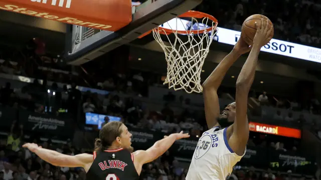 Kevin Durant melakukan slam dunk
