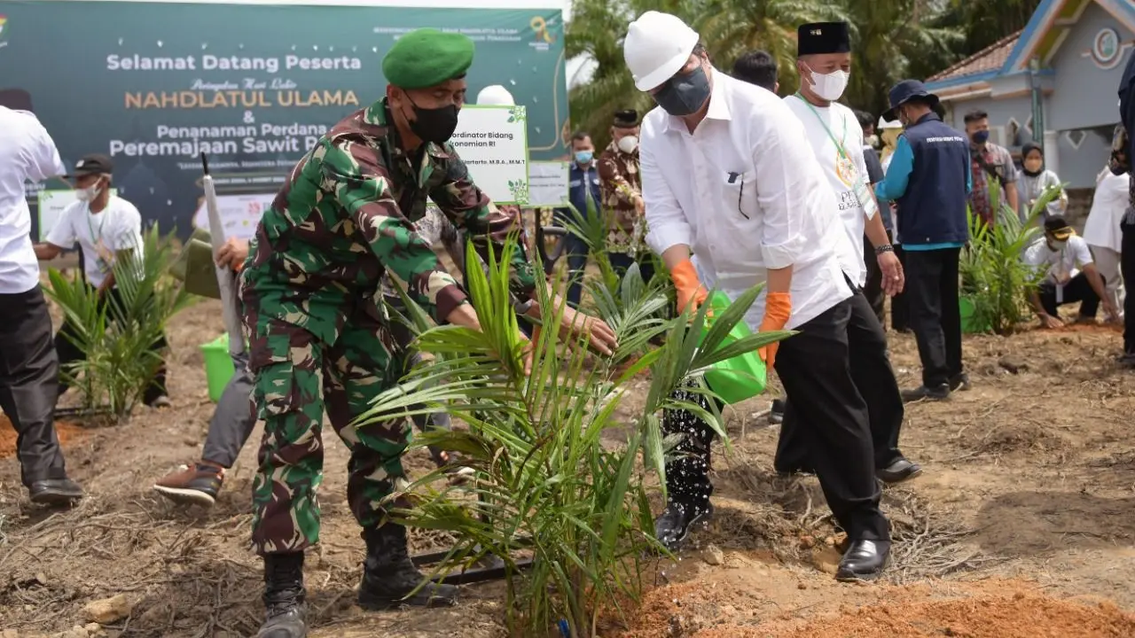 Menteri Koordinator Bidang Perekonomian Airlangga Hartarto di acara Penanaman Perdana Peremajaan Sawit Rakyat (PSR) di Desa Kencana Mulia, Kecamatan Rambang Kabupaten Muara Enim, Sumatera Selatan, Jumat (4/3/2022). (Dok Kemenko Perekonomian)