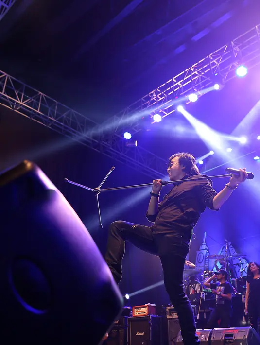 Dhani menambahkan, bahwa putranya tersebut telah mengikuti jejak seperti kakaknya, Al. Bahkan, untuk menggarap acara pensi tersebut, ia tidak meminta tolong. Bahkan tiga hari menginap dihotel dekat venue. (Andy Masela/Bintang.com)