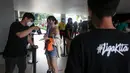Sejumlah penonton melakukan scan tiket online sebelum memasuki Hall Basket Gelora Bung Karno, Senayan, Sabtu (15/01/2022). (Bola.com/Bagaskara Lazuardi)