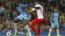 Gelandang Manchester City, Yaya Toure, berusaha melewati hadangan striker Monaco, Radamel Falcao. Pada laga ini City turun menggunakan formasi 4-1-4-1, sementara Monaco memakai skema 4-4-2. (AP/Dave Thompson)