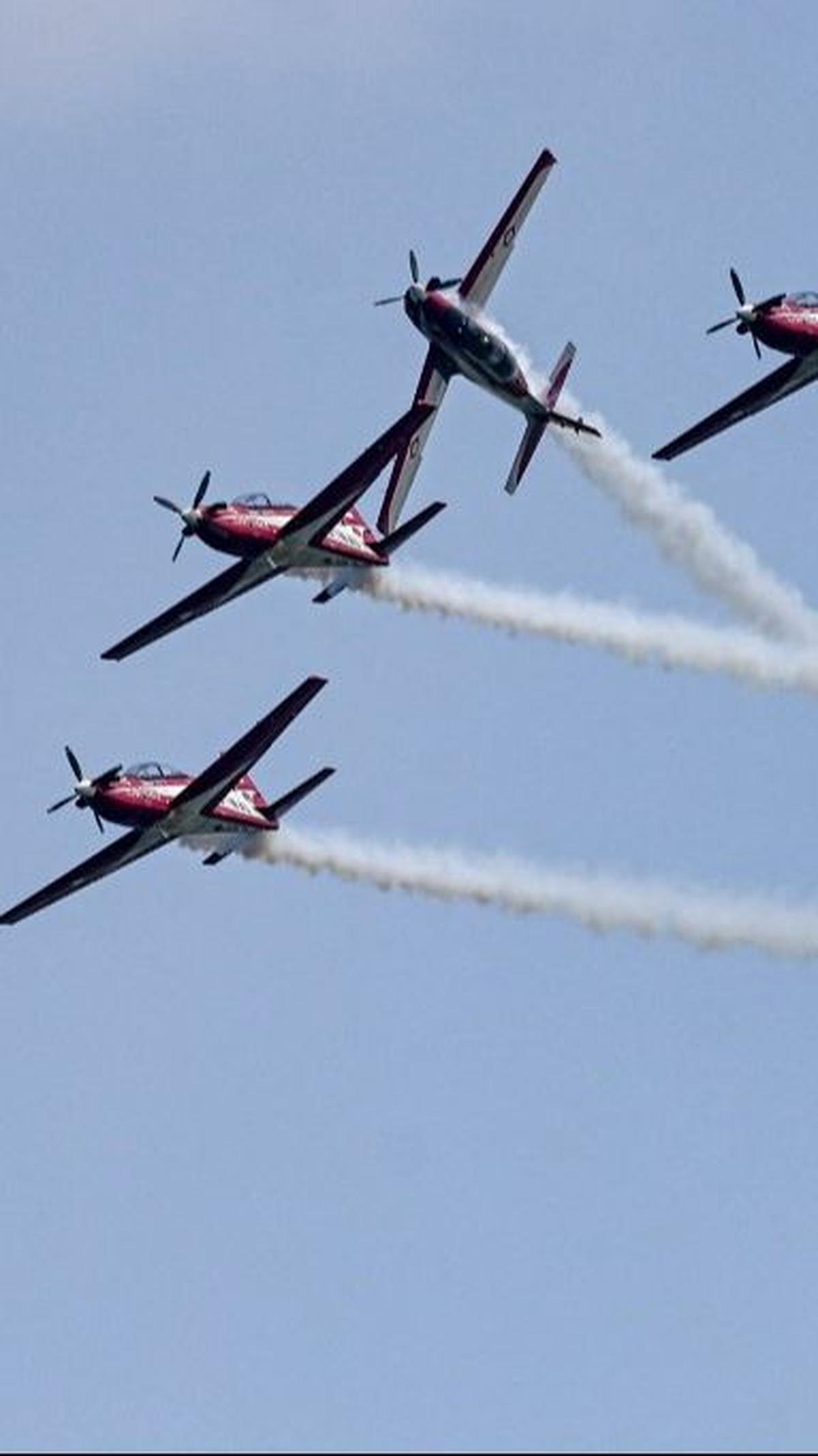 Aksi Tim Aerobatik Jupiter TNI AU melakukan manuver memukau di langir Singapura jelang Singapore Airshow 2024 pada Minggu (18/2/2024).&nbsp;