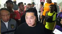 Ketua Umum PSSI Erick Thohir menemui para pemain Timnas Indonesia U-23 di ruan gganti usai kemenangan telak 9-0 atas Chinese Taipei (Liputan6.com/Fajar Abrori)