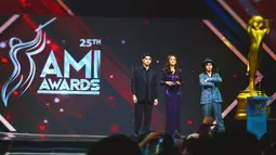 Dul Jaelani mengaku senang bisa hadir di acara AMI Awards sebagai pembaca nominasi. "Alhamdulillah bisa kumpul-kumpul di Ami Awards semalam," tuturnya. (Foto: Instagram/ duljaelani)