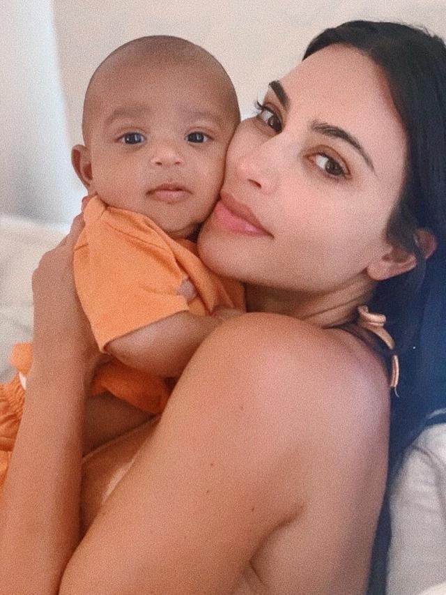 [Fimela] Kim Kardashian dan Baby Psalm