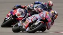Enea Bastianini (depan) yang memulai start dari posisi kelima baru berhasil memimpin balapan hingga akhirnya menjadi juara usai melewati Jack Miller yang terus memimpin sejak awal. Ia melakukannya di lap ke-16. (AP/Eric Gay)
