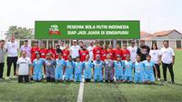 Bupati Kudus Samani Intakoris foto bersama 24 atlet pesepakbola putri usia dini di Supersoccer Arena (SSA) Kudus, Jawa Tengah sebelum bertolak ke Singapura. (Liputan6.com/ist)