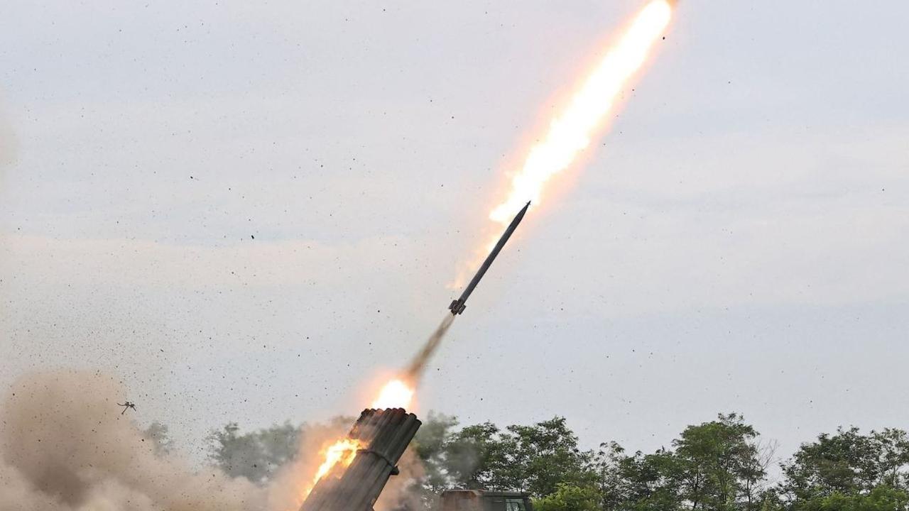 Menurut keterangan yang dirilis oleh Kantor Berita Pusat Korea (KCNA), roket ini merupakan hasil produksi perusahaan industri pertahanan di bawah Komisi Ekonomi Kedua. Foto: STR / KCNA VIA KNS / AFP