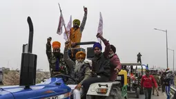 Para petani membawa traktor berpartisipasi dalam unjuk rasa di Jalan Tol Kundli – Manesar – Palwal (KMP) di Kundli di negara bagian Haryana (7/1/2021). Para petani berkumpul di perbatasan Ghazipur dan mengorganisir reli traktor untuk memenuhi permintaan mereka. (AFP/Prakash Singh)