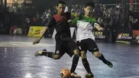 Suasana laga perebutan juara ketiga pada Grand Final Super Soccer Futsal Battle 2017 di Bintaro Xchange, Tangerang, Minggu (22/10/2017). Sebanyak 24 tim terbaik bersaing ketat untuk menjadi yang terbaik. (Bola.com/Vitalis Yogi Trisna)