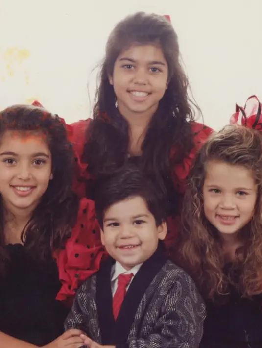 Kali ini, gaya 80's tampak diusung oleh mereka.  [Foto: Instagram/ Kris Jenner]