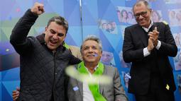 Lenin Moreno (kanan) bersama pendukungnya setelah kemenangan pemilu mereka di Quito, Ekuador, Selasa (4/4). Lenin Moreno menjadi presiden pertama Ekuador yang menyandang difabel. (AP Photo / Dolores Ochoa)