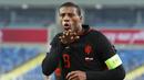 Kapten Belanda, Georginio Wijnaldum, melakukan selebrasi usai mencetak gol ke gawang Polandia pada laga UEFA Nations League di Stadion Silesian, Kamis (19/11/2020). Belanda menang dengan skor 2-1. (AP/Czarek Sokolowski)