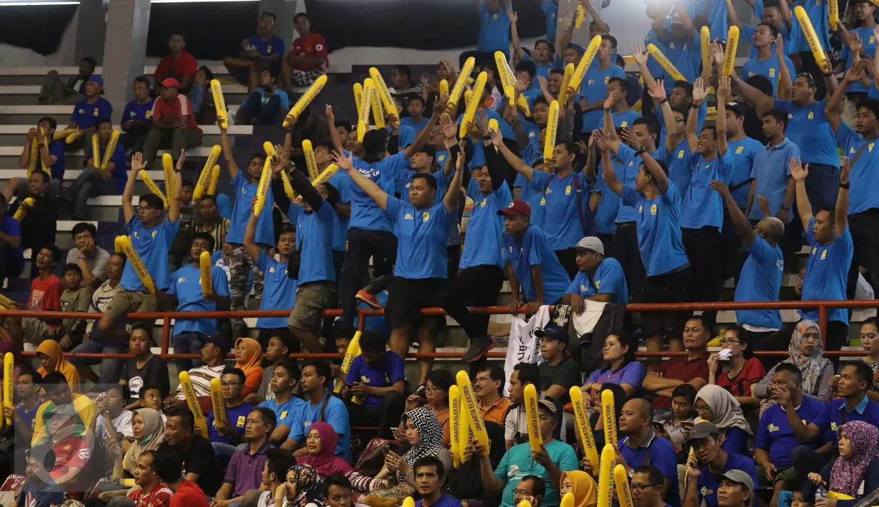 Pendukung tim Jakarta Elektrik PLN bersorak-sorak untuk mendukung timnya saat pertandingan Final Four Putaran Pertama Proliga 2017 di Gor Sritex Arena, Solo, Jawa Tengah, Sabtu (8/4). (Liputan6.com/Gempur M. Surya)